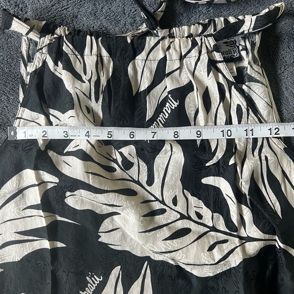 Manuhealii Black and White Tropical Blouse - Picture 5 of 8